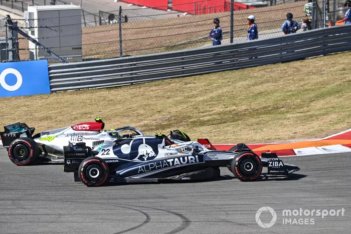Yuki Tsunoda, AlphaTauri AT03, Lewis Hamilton, Mercedes W13