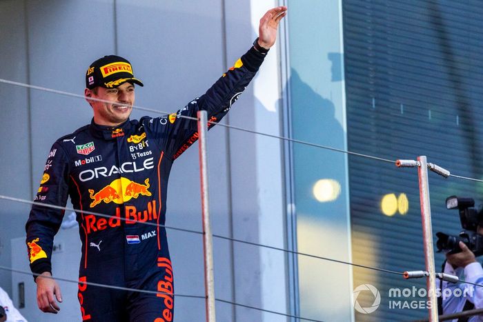 Podio: ganador y campeón del mundo Max Verstappen, Red Bull Racing
