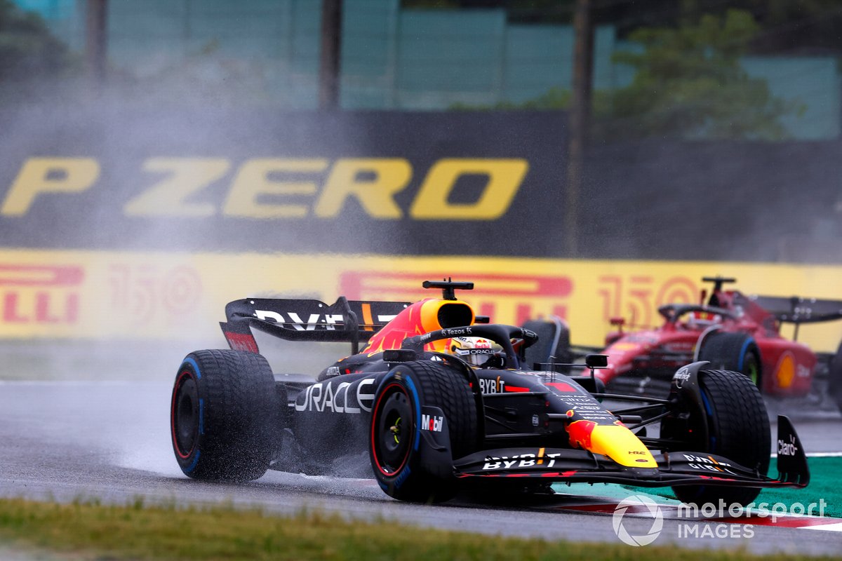 Max Verstappen, Red Bull Racing RB18, Charles Leclerc, Ferrari F1-75