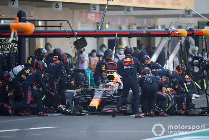 Max Verstappen, Red Bull Racing RB16B, en pits