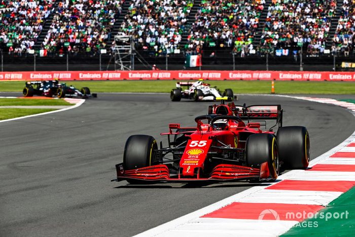 Carlos Sainz Jr., Ferrari SF21, Antonio Giovinazzi, Alfa Romeo Racing C41