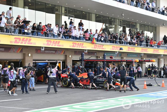 Max Verstappen, Red Bull Racing RB16B, vuelve al garaje