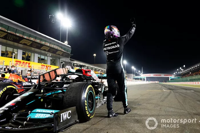 Lewis Hamilton, Mercedes, 1ª posición, lo celebra en el Parc Ferme
