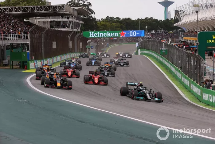 Valtteri Bottas, Mercedes W12, Max Verstappen, Red Bull Racing RB16B, Sergio Pérez, Red Bull Racing RB16B, Carlos Sainz Jr., Ferrari SF21, y el resto de la parrilla en la salida