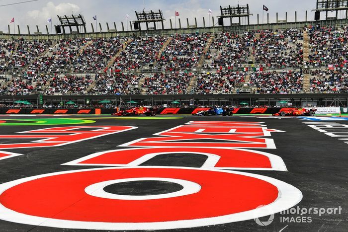 Charles Leclerc, Ferrari SF21, George Russell, Williams FW43B, y Carlos Sainz Jr., Ferrari SF21