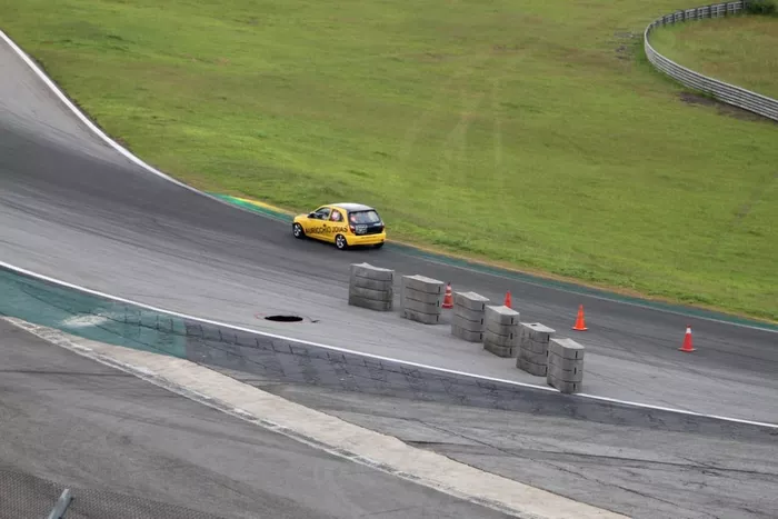 Carros passam pela cratera aberta em Interlagos (foto: Fernando Santos/Divulgação F-Vee)