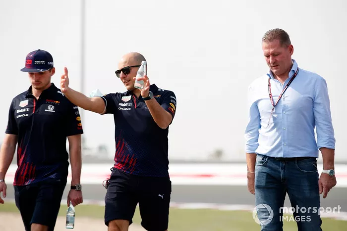 Max Verstappen, Red Bull Racing, recorre la pista con su padre Jos Verstappen y otros miembros de Red Bull