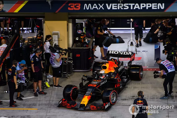 Max Verstappen, Red Bull Racing RB16B, sale del garaje