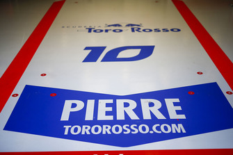 Le sol du garage dans le box de Pierre Gasly, Toro Rosso STR13