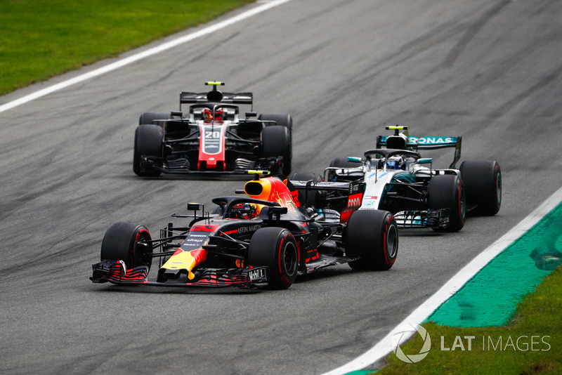 Max Verstappen, Red Bull Racing RB14, Valtteri Bottas, Mercedes AMG F1 W09, y Kevin Magnussen, Haas F1 Team VF-18