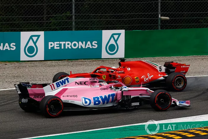 Sebastian Vettel, Ferrari SF71H en dirección contraria tras tocarse con Lewis Hamilton, Mercedes AMG F1 W09 