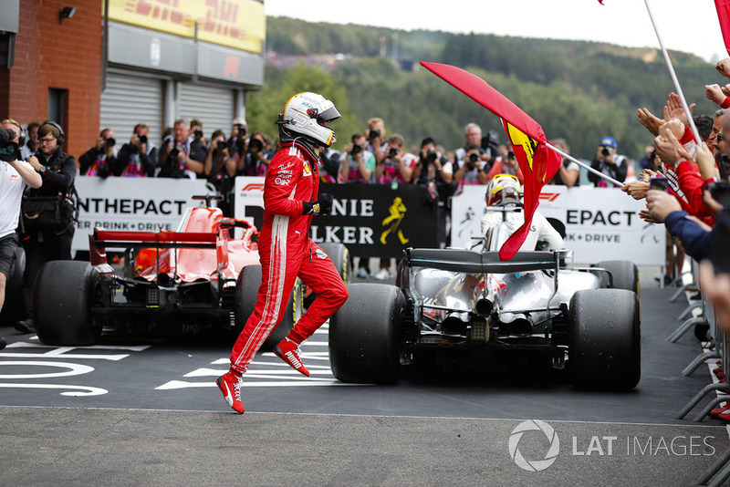 Sebastian Vettel, Ferrari, celebra la victoria en el parque cerrado
