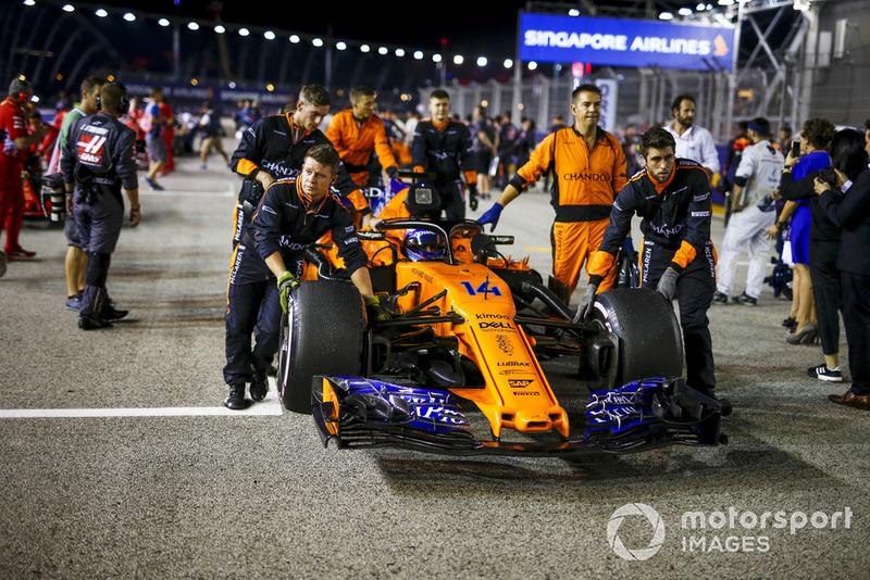 Fernando Alonso, McLaren MCL33, na polach startowych