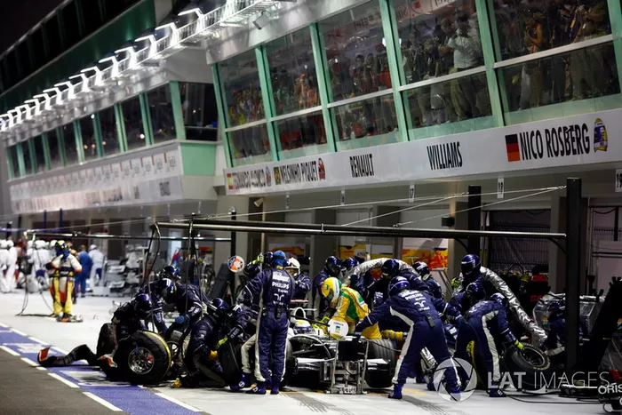Nico Rosberg, Williams FW30, fait un arrêt au stand
