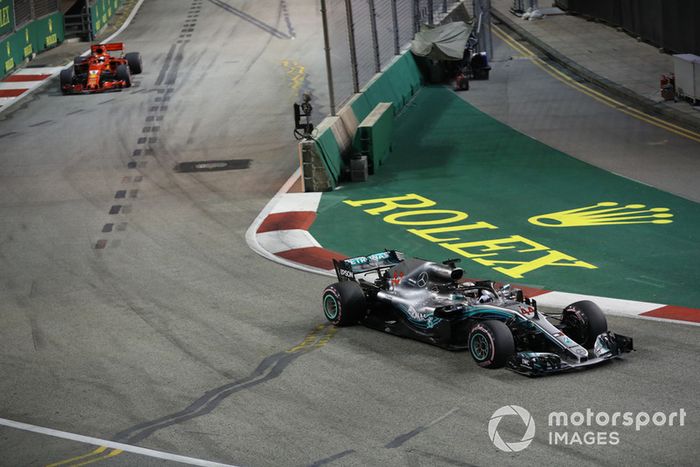 Lewis Hamilton, Mercedes AMG F1 W09 EQ Power+, Sebastian Vettel, Ferrari SF71H 