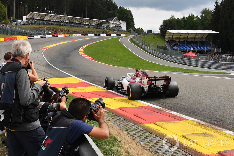 Charles Leclerc, Sauber C37 and photographers