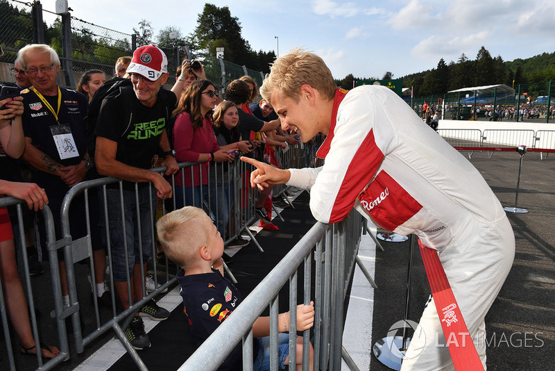 Marcus Ericsson, Sauber signs autographs for the fans
