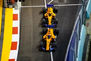 Fernando Alonso, McLaren MCL33, devant Stoffel Vandoorne, McLaren MCL33