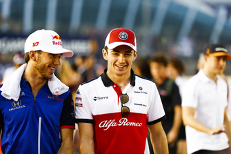 Charles Leclerc, Sauber, talks to Pierre Gasly, Toro Rosso