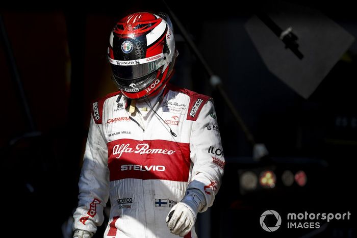 Kimi Raikkonen, Alfa Romeo, vuelve a su garaje después de retirarse de la carrera