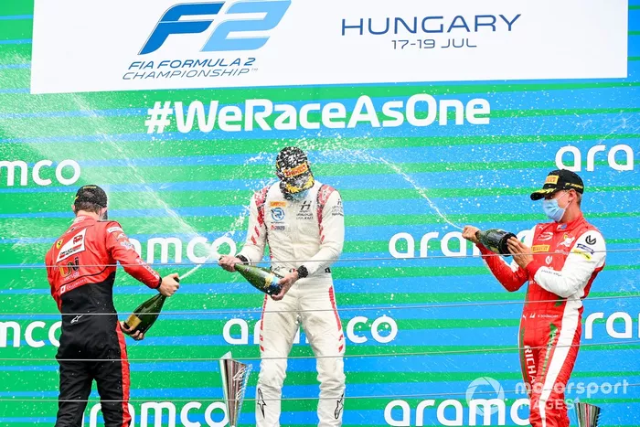 Podio: Callum Ilott, UNI-Virtuosi, Mick Schumacher, Prema Racing y Luca Ghiotto, Hitech Grand Prix
