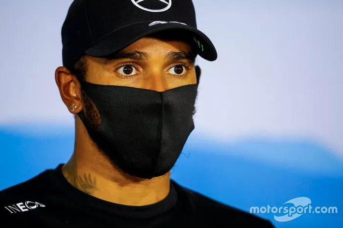Lewis Hamilton, Mercedes-AMG Petronas F1 en la conferencia de prensa