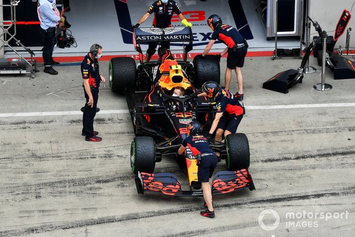 El coche de Alex Albon, Red Bull Racing RB16, en el pitlane
