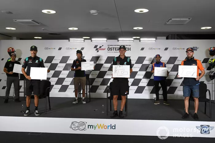 Johann Zarco, Avintia Racing, Franco Morbidelli, Petronas Yamaha SRT, Valentino Rossi, Yamaha Factory Racing, Fabio Quartararo, Petronas Yamaha SRT, Miguel Oliveira, Red Bull KTM Tech 3, Brad Binder, Red Bull KTM Factory Racing con el dibujo del circuito que hicieron con los ojos vendados