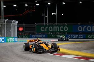 Lando Norris, McLaren MCL60, Lewis Hamilton, Mercedes F1 W14