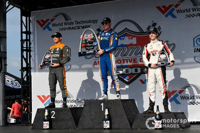 Patricio O'Ward, Arrow McLaren Chevrolet, Scott Dixon, Chip Ganassi Racing Honda, y David Malukas, Dale Coyne Racing con HMD Honda podio