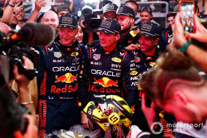 Max Verstappen, Red Bull Racing, 2º clasificado y campeón del mundo de pilotos 2023, lo celebra con su equipo tras la carrera Sprint