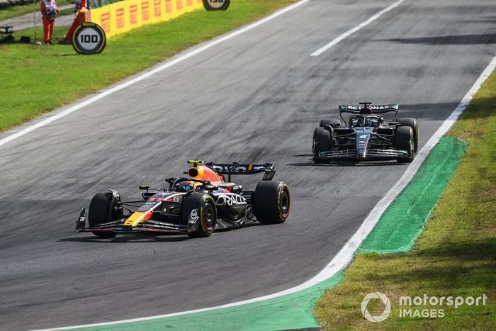 Sergio Pérez, Red Bull Racing RB19, George Russell, Mercedes F1 W14