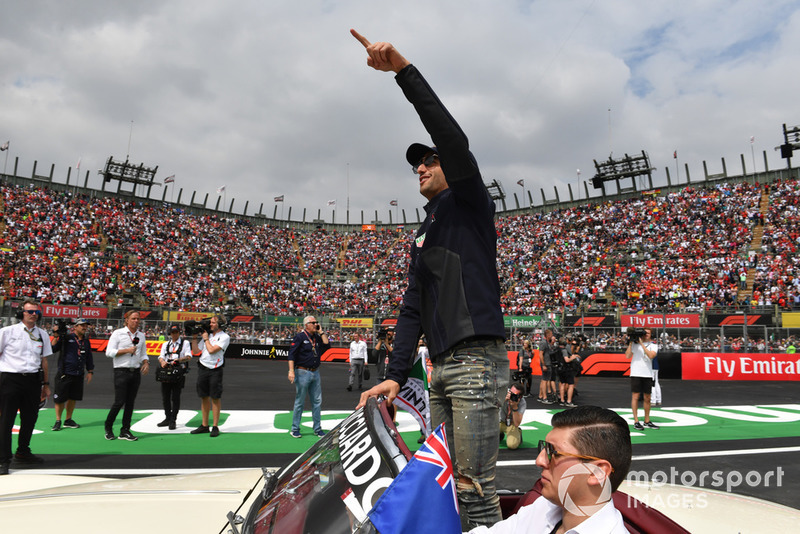 Daniel Ricciardo, Red Bull Racing et Fernando Alonso, McLaren lors de la parade des pilotes