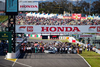The busy pre race grid