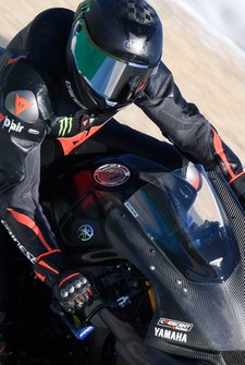 Lewis Hamilton prova la Yamaha Superbike