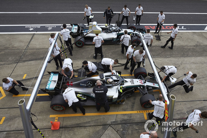 Lewis Hamilton, Mercedes AMG F1 W09 EQ Power+, ai box durante le Qualifiche