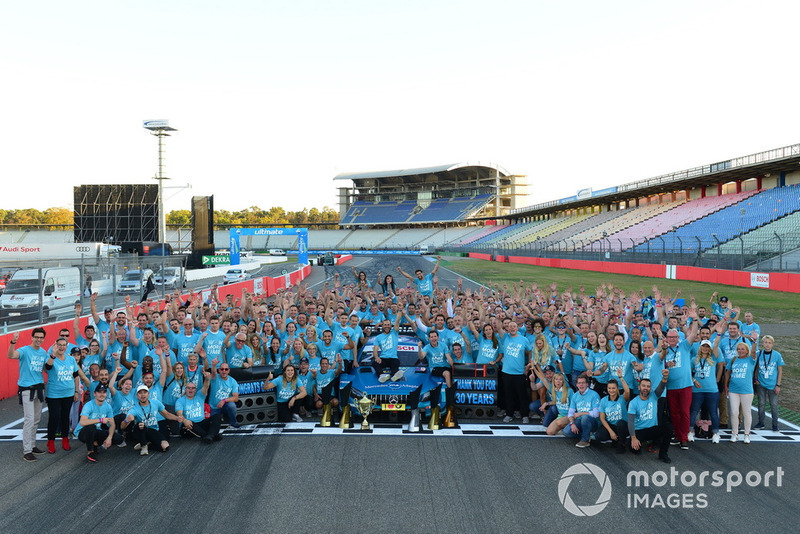 Gary Paffett, Mercedes-AMG Team HWA celebra con su equipo.