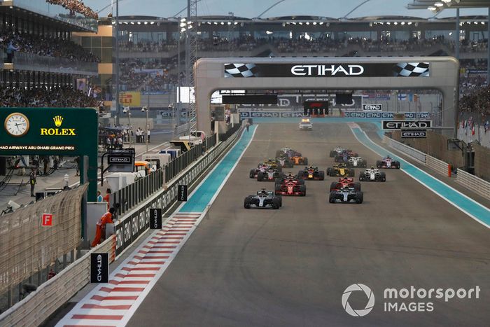 Lewis Hamilton, Mercedes-AMG F1 W09 y Valtteri Bottas, Mercedes-AMG F1 W09 al inicio