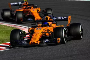 Fernando Alonso, McLaren MCL33, voor Stoffel Vandoorne, McLaren MCL33