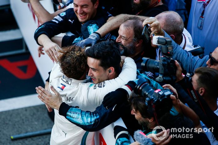 Ganador de la carrera Lewis Hamilton, Mercedes AMG F1, celebra con el equipo 