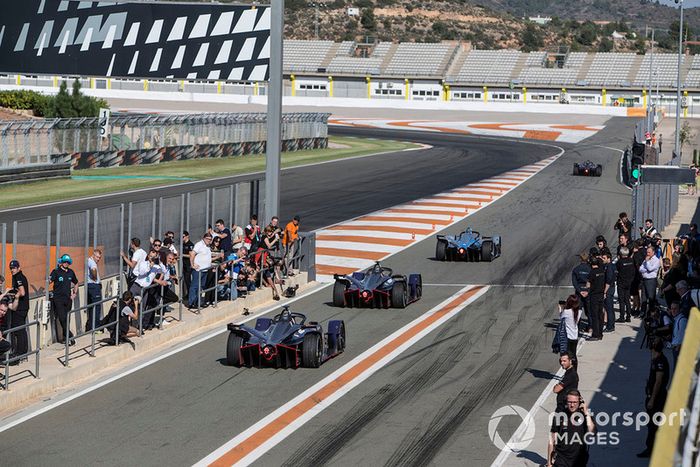2018/19 Los coches de la Temporada 5 se alinean en el pit lane a partir de Stoffel Vandoorne, HWA Racelab, VFE-05, Robin Frijns, Envision Virgin Racing, Audi e-tron FE05 y Sam Bird, Envision Virgin Racing, Audi e-tron FE05