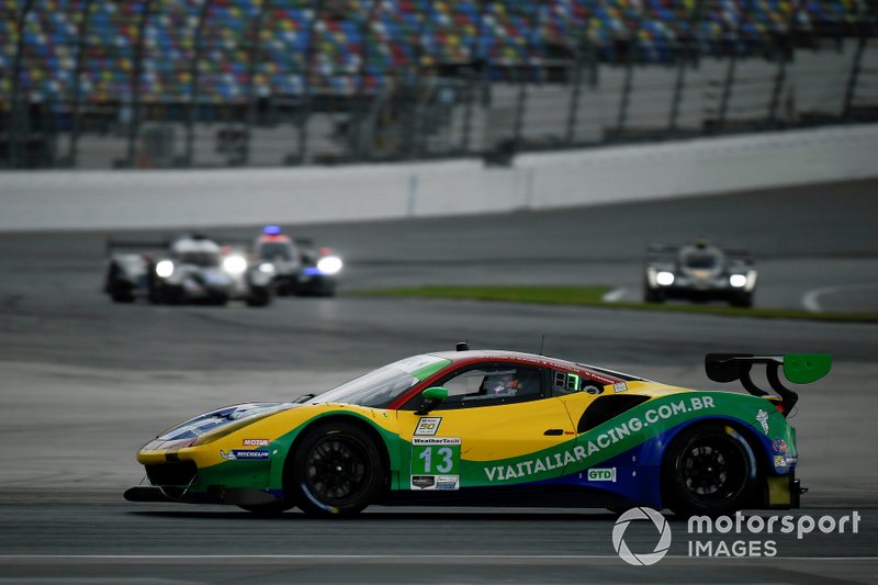 #13 Via Italia Racing Ferrari 488 GT3, GTD: Chico Longo, Victor Franzoni, Marcos Gomes
