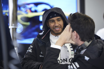 Lewis Hamilton, Mercedes AMG F1, met Toto Wolff, Executive Director (Business), Mercedes AMG