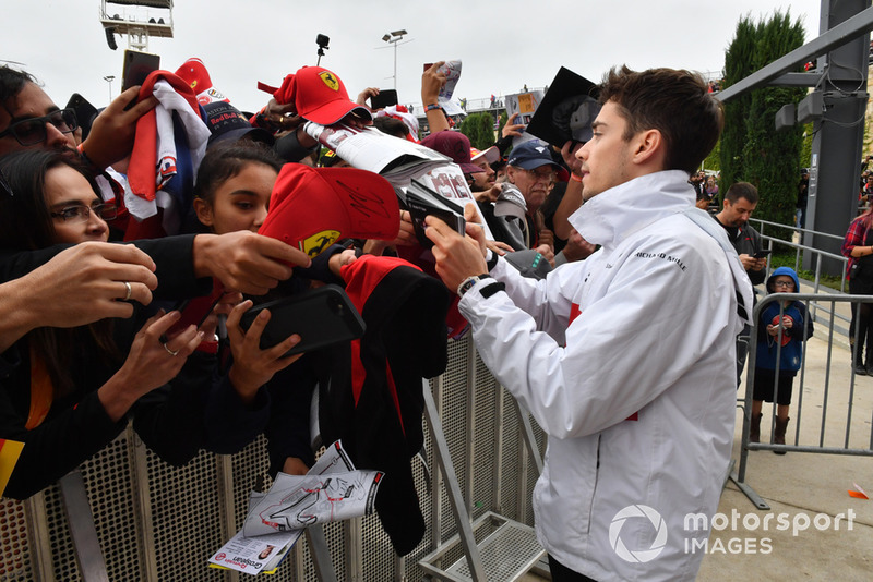 Charles Leclerc, Sauber, firma autografi ai tifosi