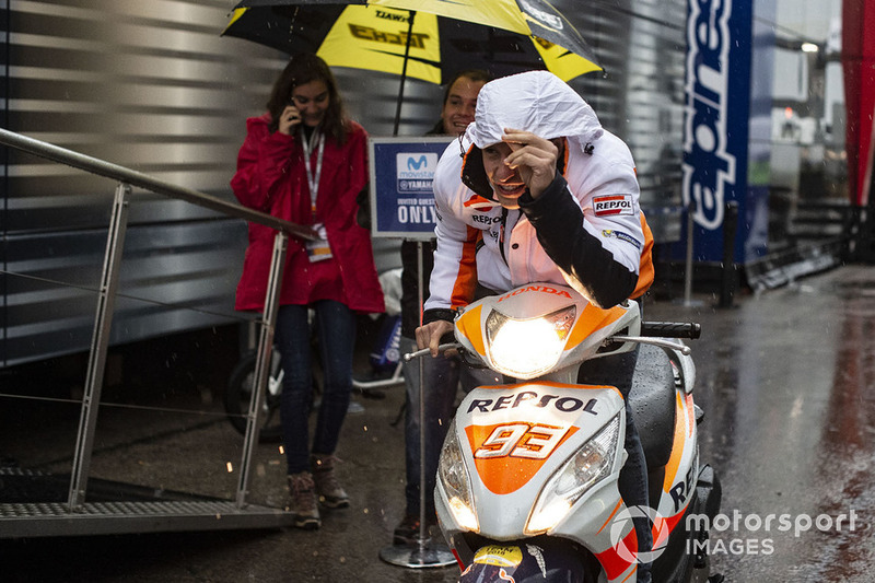 Marc Márquez, Repsol Honda Team, bajo la lluvia en el paddock