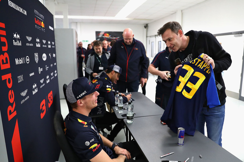 Max Verstappen, Red Bull Racing and Daniel Ricciardo, Red Bull Racing talk with Red Bull Racing team members