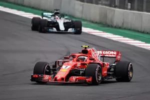 Kimi Raikkonen, Ferrari SF71H et Lewis Hamilton, Mercedes AMG F1 W09 EQ Power+