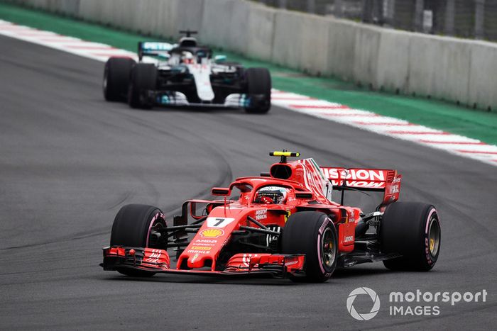 Kimi Raikkonen, Ferrari SF71H y Lewis Hamilton, Mercedes AMG F1 W09 EQ Power+