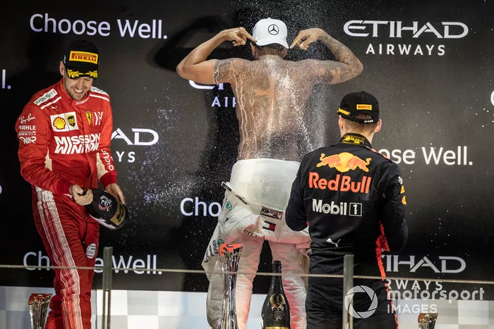 Podio: segundo lugar Sebastian Vettel, Ferrari, ganador de la carrera Lewis Hamilton, Mercedes AMG F1 y tercer lugar Max Verstappen, Red Bull Racing celebran