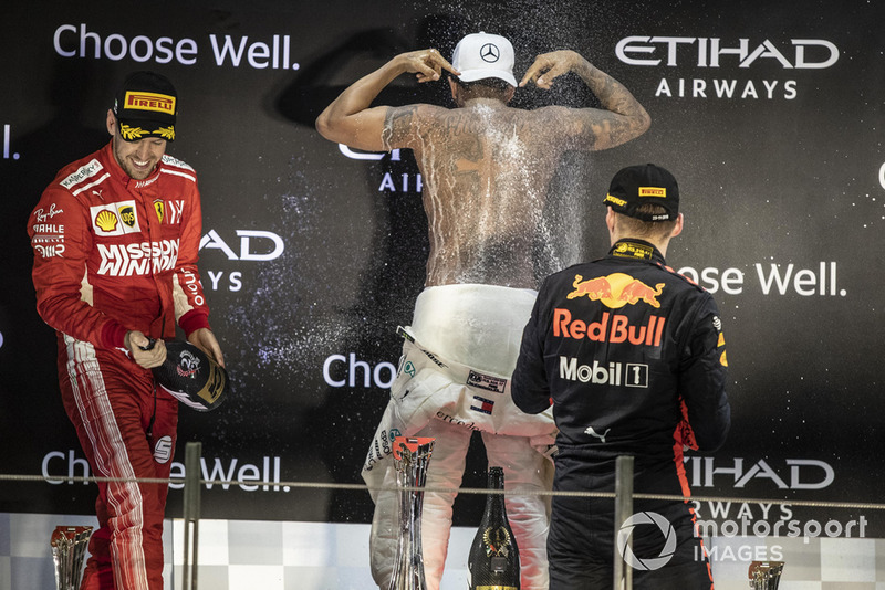 Podio: segundo lugar Sebastian Vettel, Ferrari, ganador de la carrera Lewis Hamilton, Mercedes AMG F1 y tercer lugar Max Verstappen, Red Bull Racing celebran